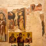 E come detto scrostando via gli elementi del 700 furono cancellati gli antichi e colorati affreschi medievali che tappezzavano in origine le pareti della Basilica e di cui oggi ci restano solo pochi frammenti